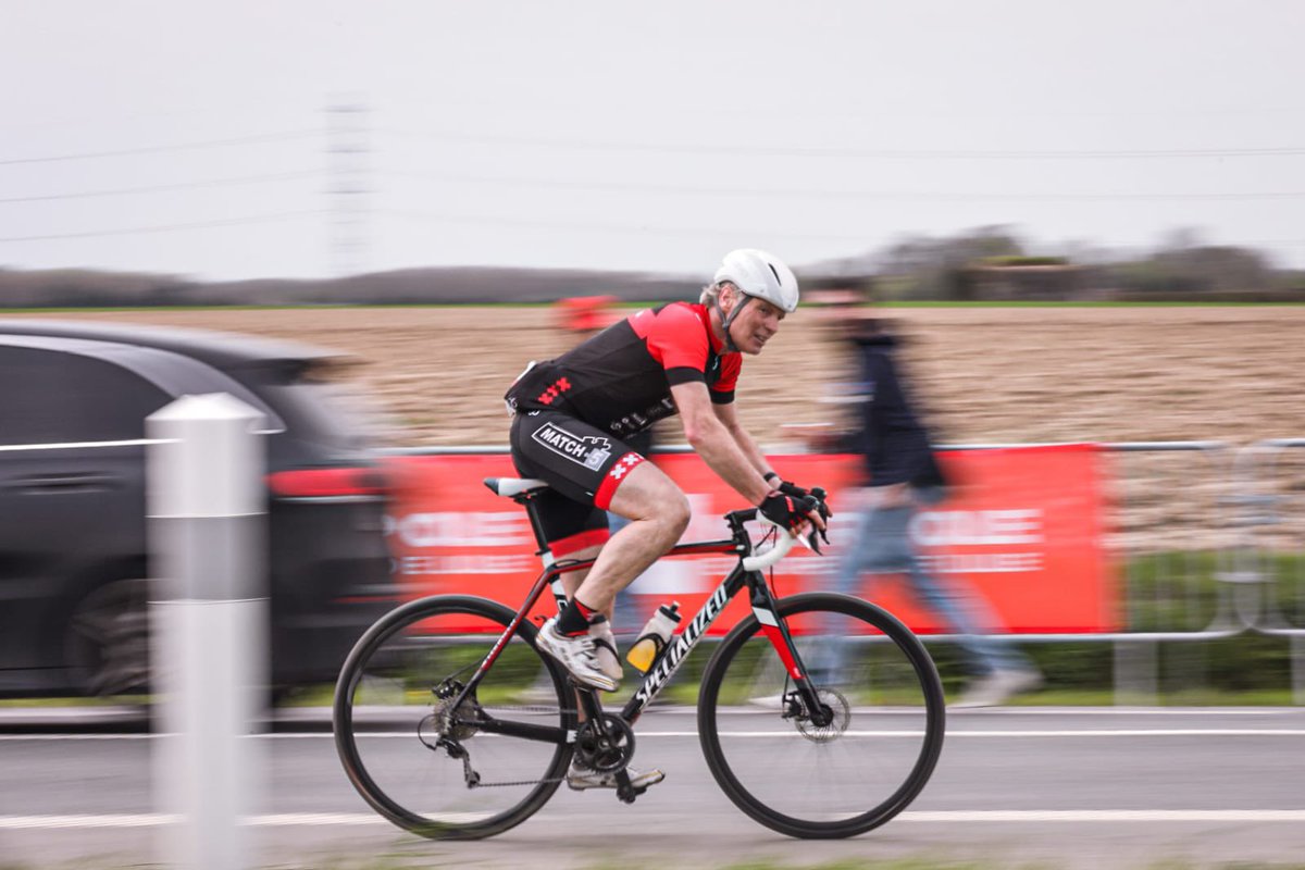 MetropoleLille's tweet photo. 🚲 Belle ambiance au Carrefour de l’Arbre à #Gruson en attendant le passage des coureuses du @RoubaixFemmes !
🔥 Rendez-vous dans quelques minutes pour l’arrivée au @Stabvelodrome ! ⚡️
#ParisRoubaix https://t.co/5RU6KWGnK2