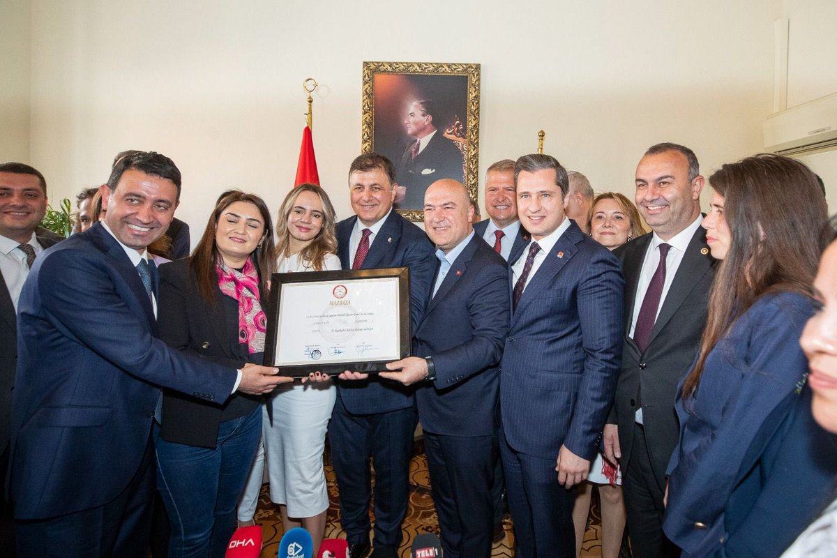 İzmir Büyükşehir Belediye Başkanlığı makamında devir teslim törenimizi gerçekleştirdik. Görevi devraldığım Başkanımız Sayın Tunç Soyer’e hizmetleri nedeniyle teşekkür ettim. 

Bugün, çok önemli bir sorumluluğu üstlendiğimin ilk günü. İzmir bizim evimiz, bizim için dünyanın en