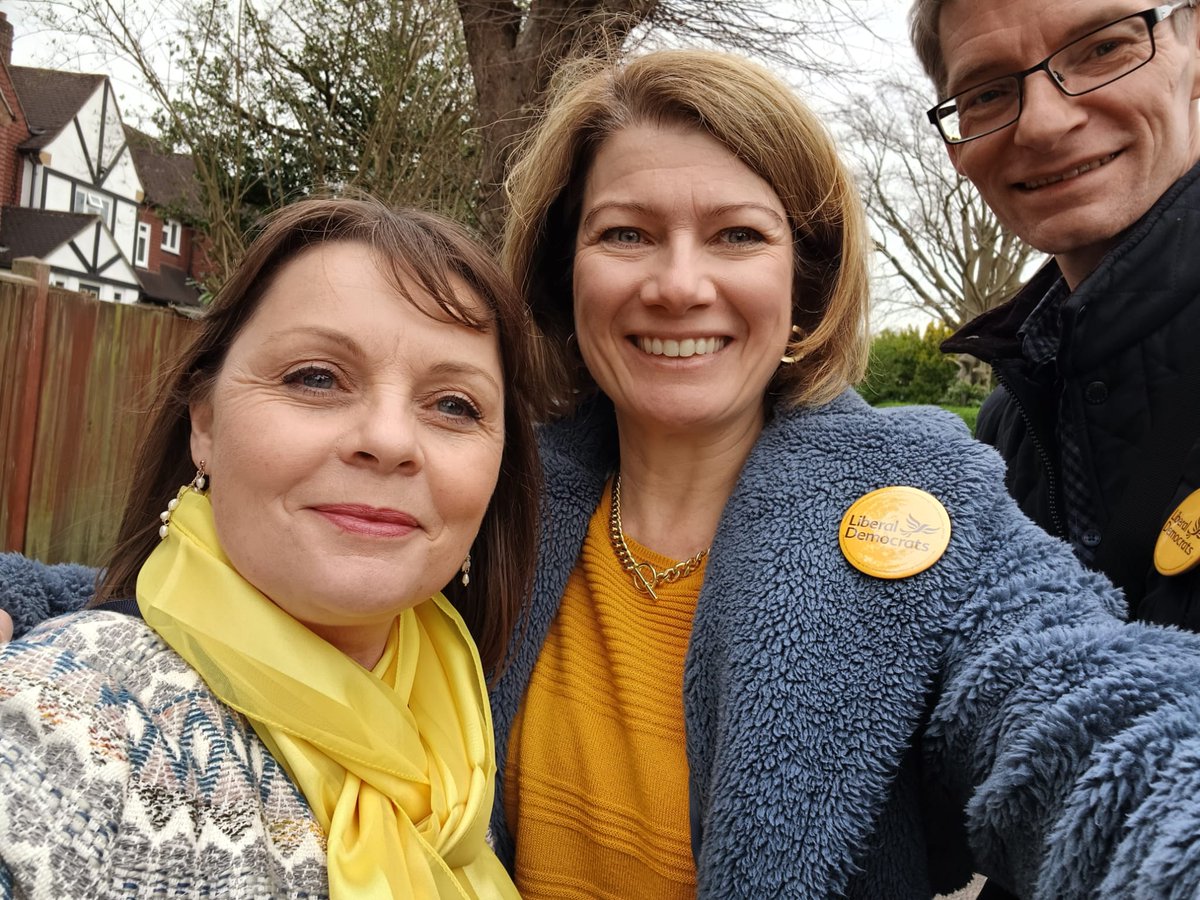 Great work again today by our #ElmbridgeLibDem councillors and candidates, along with our fab Parliamentary candidate @monicabeharding, knocking on doors right across the borough in #WestMolesey, #WaltonSouth and #Oatlands 👇👏💛