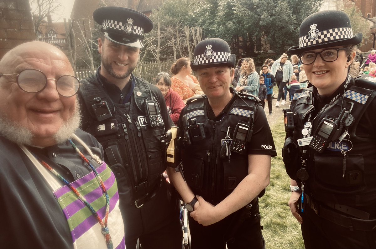 Good to have @FelixWoodPolice team share in the fun @FelixParish Easter Eggstravaganza in the vicarage garden at St John’s. Today they were fed with burgers 🍔 instead of doughnuts 🍩 @polchaplainsuk ensuring #ThinBlueLine doesn’t get thinner 😉 @SuffolkPolice @Suffolk_Sound