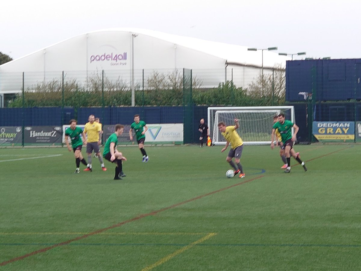 Half time - @OSFC_FND 2-1 @SungateFc - Hosts ahead at break, Ali put hosts ahead after visitors started the better, Ludlaim doubled advantage before Smith pulled one back five minutes before break, wind is strong!!! @eofl #nonleague #nonleaguefootball