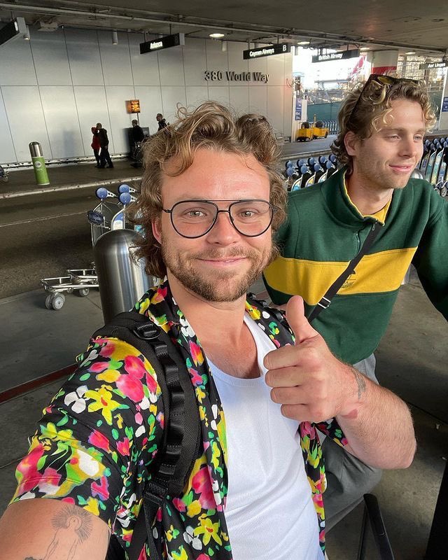 ashtonsblendxr's tweet photo. sos saturday <3 i have no Luke in the background but close enough https://t.co/Ykfs2WW4u0