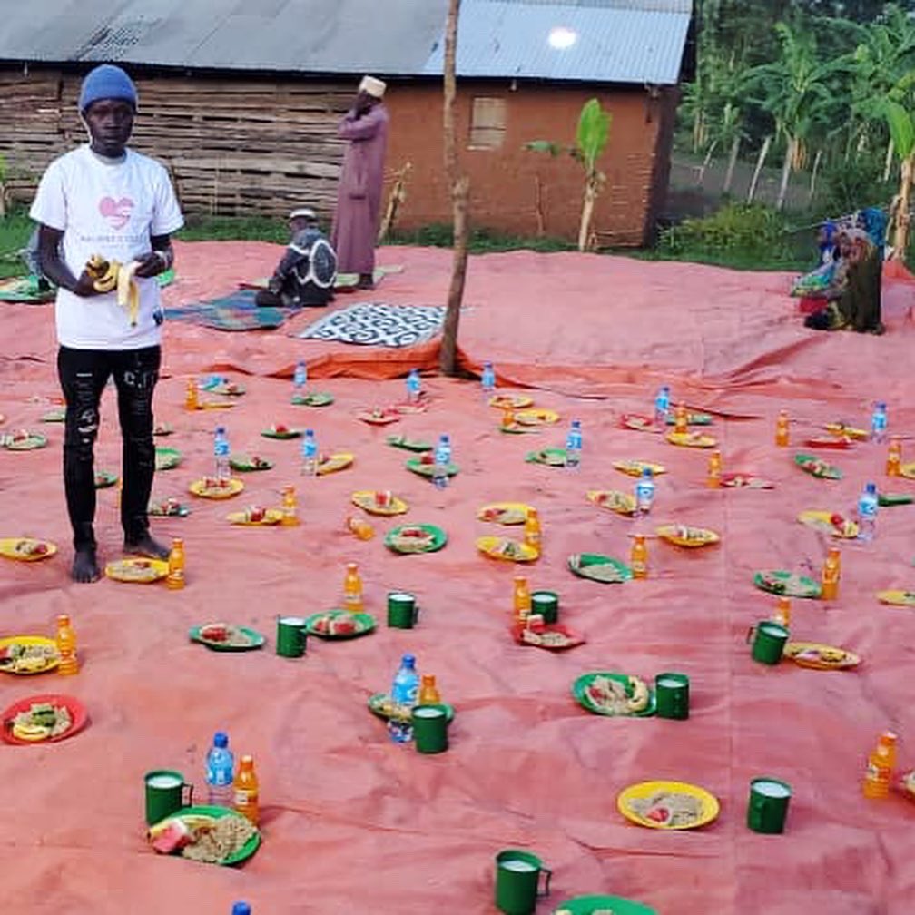 Building4Change's tweet image. Warms meals and fresh fruit delivered to families for iftar 🇺🇬 thank you to all your donations! 

🌙 Currently collecting donations to build a mosque in Sironko, Uganda. Message for more details