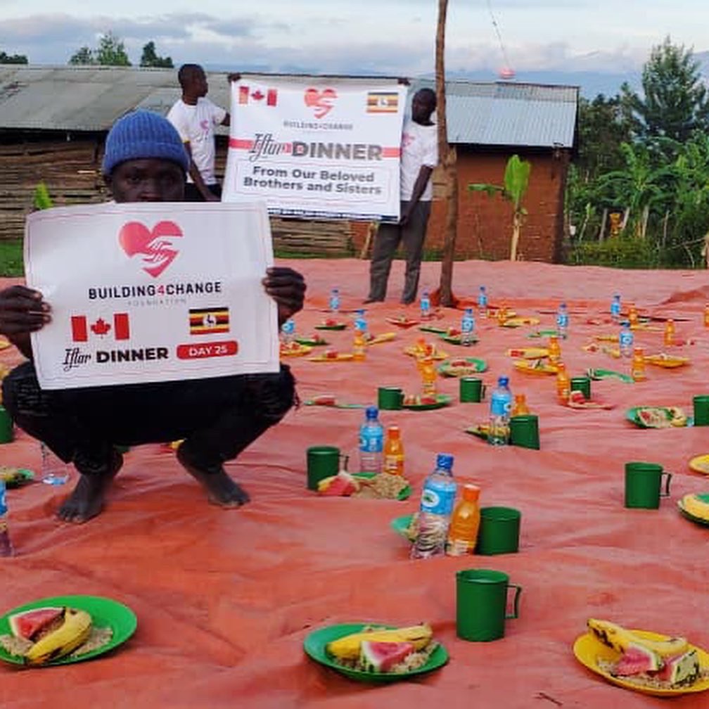 Building4Change's tweet image. Warms meals and fresh fruit delivered to families for iftar 🇺🇬 thank you to all your donations! 

🌙 Currently collecting donations to build a mosque in Sironko, Uganda. Message for more details