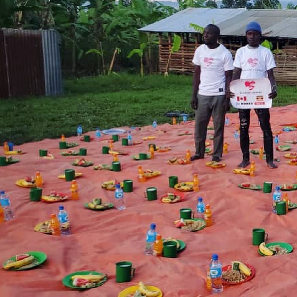 Building4Change's tweet image. Warms meals and fresh fruit delivered to families for iftar 🇺🇬 thank you to all your donations! 

🌙 Currently collecting donations to build a mosque in Sironko, Uganda. Message for more details