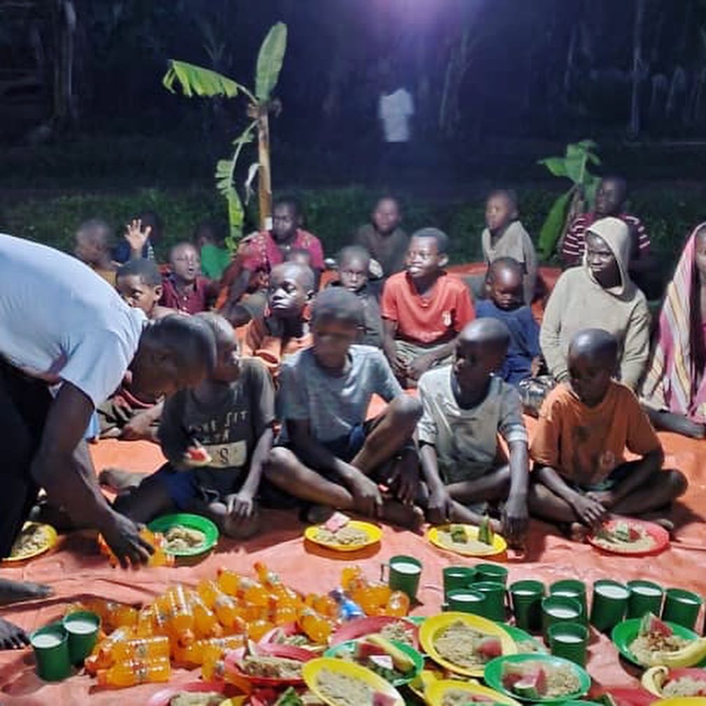 Building4Change's tweet image. Warms meals and fresh fruit delivered to families for iftar 🇺🇬 thank you to all your donations! 

🌙 Currently collecting donations to build a mosque in Sironko, Uganda. Message for more details