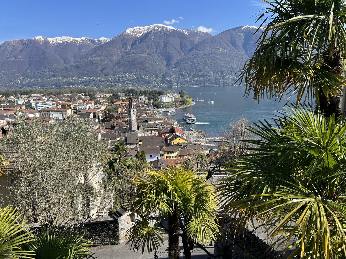 Laskeutuminen Monte Veritàlta kohti Asconan rantakatua.
#Ticino #Sveitsi #LagoMaggiore