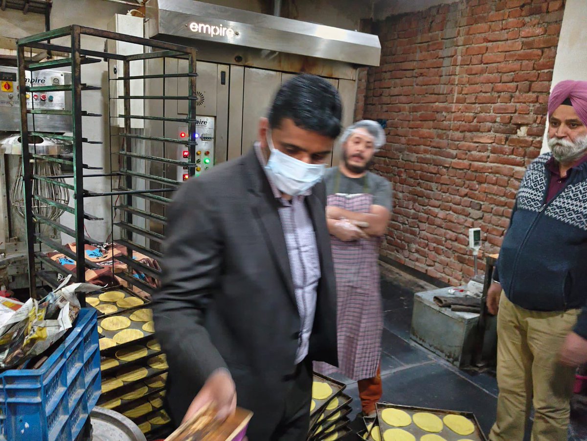 Surprise Inspection of Bakery & Confectionary units/Shops was conducted today by a team headed by Tehsildar Kulgam, ahead of Eid. One unit sealed. Fine to the tune of ₹8000 realised from violators. @AtharAamirKhan @diprjk @DcKulgam @DioKulgam