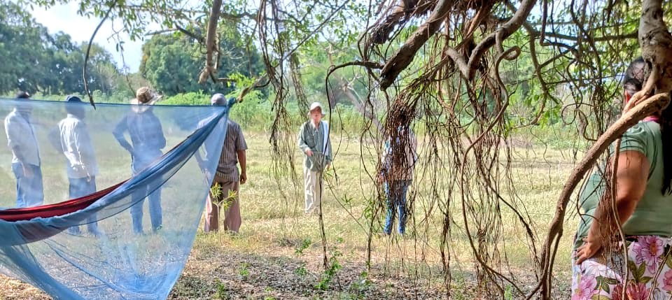 Ayer @AlvaroUribeVel visitó el @BaluarteNC Juana Julia Guzmán(El Laguito 2)en San Carlos,saludó a los campesinos que trabajan en la finca recuerada,hizo unas propuestas.El Baluarte es ejercicio de paz y reconciliación,por lo cual saludamos la visita de nuestro vecino del Ubérrimo