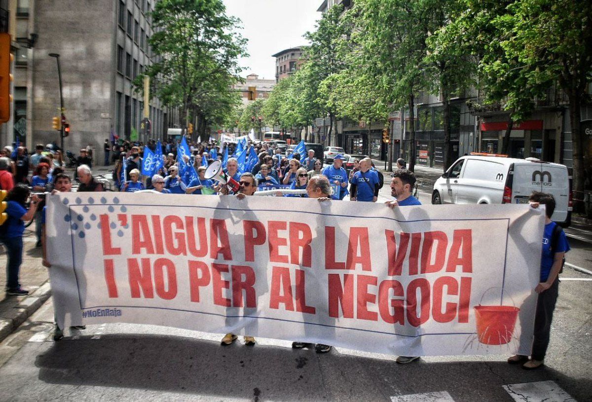 Algunes imatges de la mobilització d’avui a Girona en defensa dels rius i el territori: l’aigua per la vida, no pel negoci. Denunciem la impunitat de sectors econòmics com el turisme davant les restriccions per sequera! #NoEnRaja #6AGirona