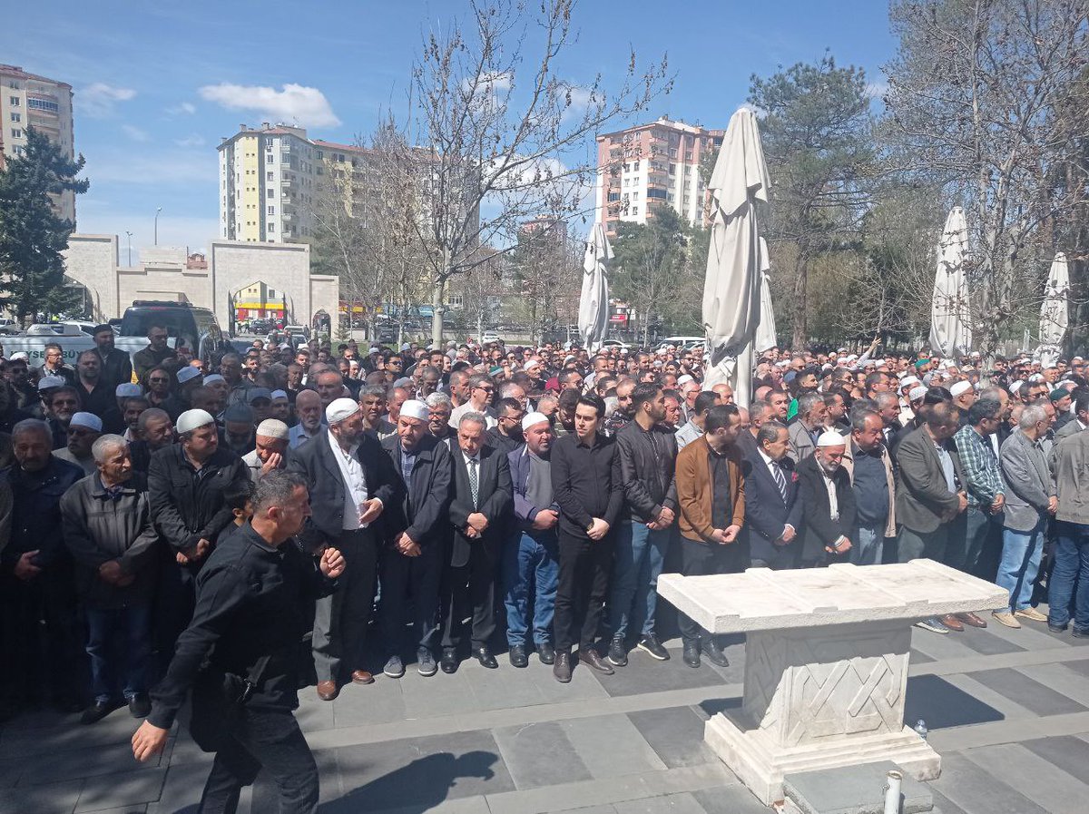 Somali'de muhtaçlara yardım dağıtırken katledilen Abdurrahim Yörük kardeşimizin cenaze namazına katıldık. Merhuma Allah'tan rahmet, ailesine, Veren El yardım kuruluşuna ve Safa Vakfı camiasına başsağlığı diliyoruz.