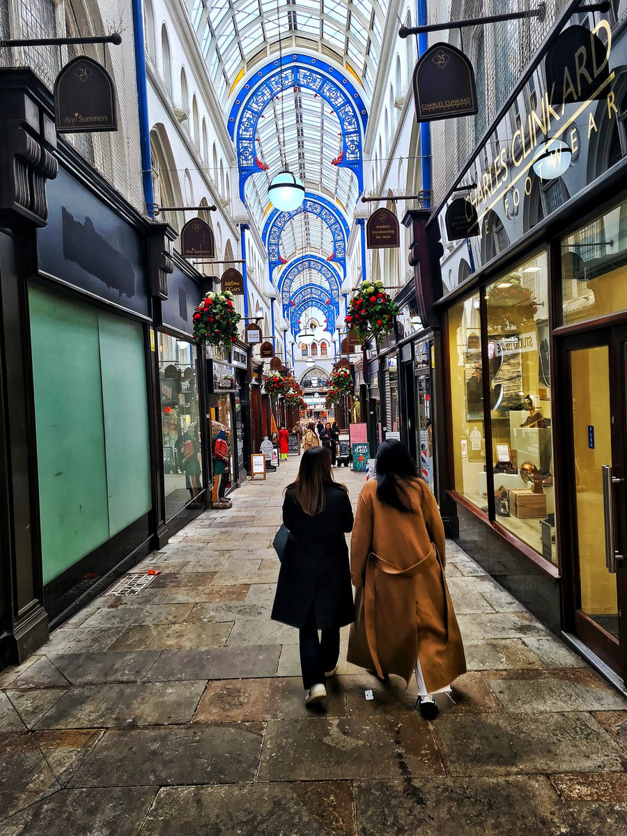 Classy arcade shopping in Leeds .... it's always a pleasure #Leeds #shoppingcentre #streetphoto #streetphotography #galaxys20