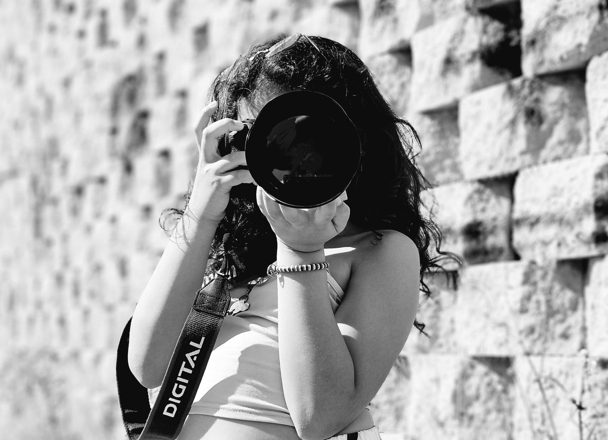 בתקופת התיכון עבדתי בסוכנות דוגמניות וצילמתי בוקים לנערים ונערות ולאחר הצבא תכננתי לכבוש את עולם האופנה בסערה, אבל מעט שנים של התנסות בביצה הבריחו אותי מהמקצוע והשכיחו את התחביב עד שאפילו את ילדיי כמעט ולא צילמתי

השנים עברו והמוזה חזרה , והיום סוף סוף לקחתי את שניהם להרפתקאה