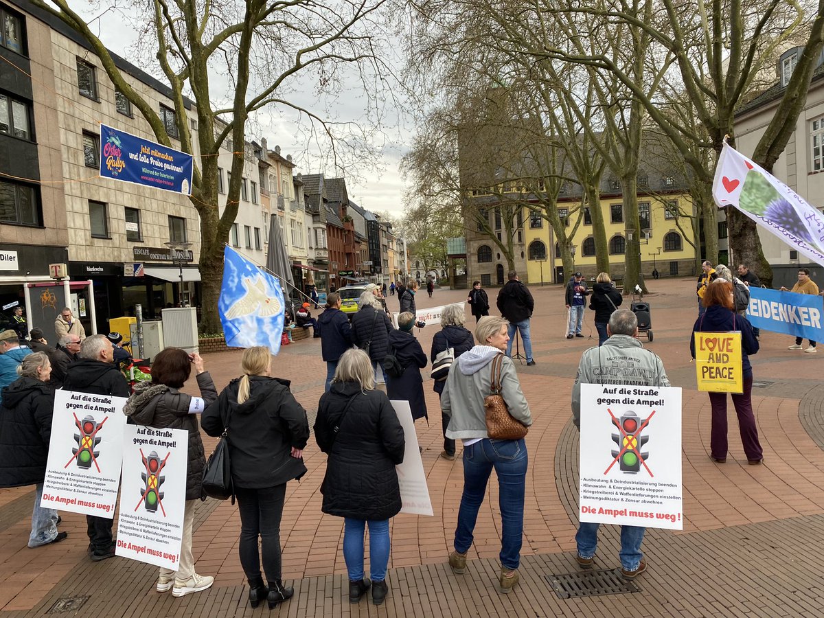 BergheimInfo's tweet photo. #Frechen: Regierungskritische Kundgebung 5.4.24

#Überparteilich #freiheitlich

Die Veranstaltung wurde live bei YouTube, DLive und TikTok übertragen.

Stream von @PatriotOnTour mit 3.500 Zuschauern: https://t.co/td9Yg9Cmxz

#Ampelmussweg #Kriegstreiber #GrueneSekte #Frieden https://t.co/mk3Vpm9hpP