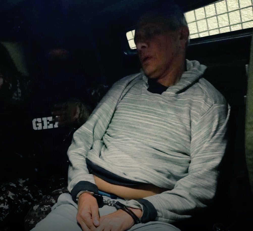 Arturo_M13's tweet photo. Ayer burlándose  / hoy detenido.

Hagan el bien, no tomen atajos. Siempre es mejor ir por el camino del bien. Lo que mal llega, mal se va. https://t.co/mZotoLjXIY