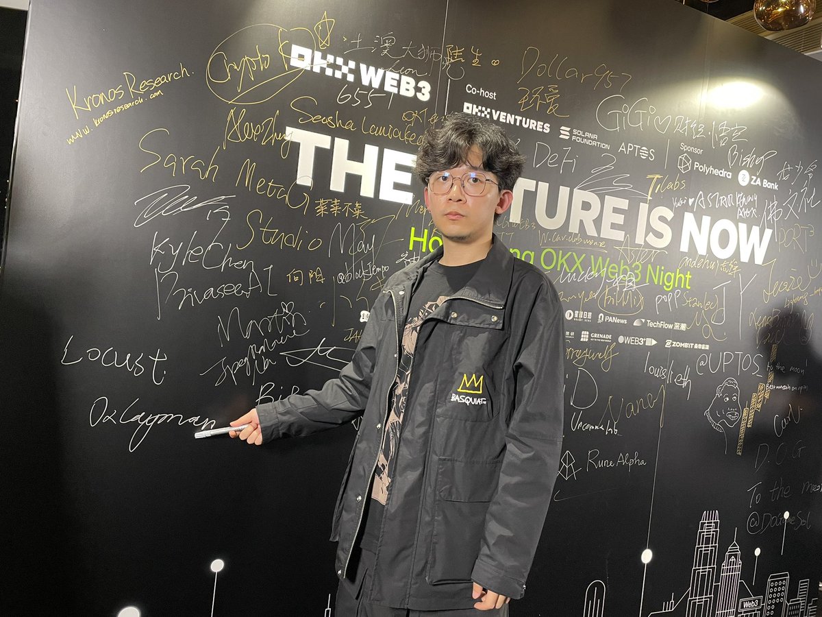 It's too hot in Hong Kong🥵