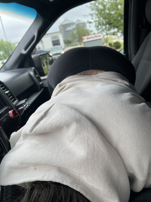 Head in the parking lot makes morning errands so much more enjoyable 😈 https://t.co/xFDRTrLTIf  Fucking<a href="/tag/live"class="tags"><span>#live</span></a>
