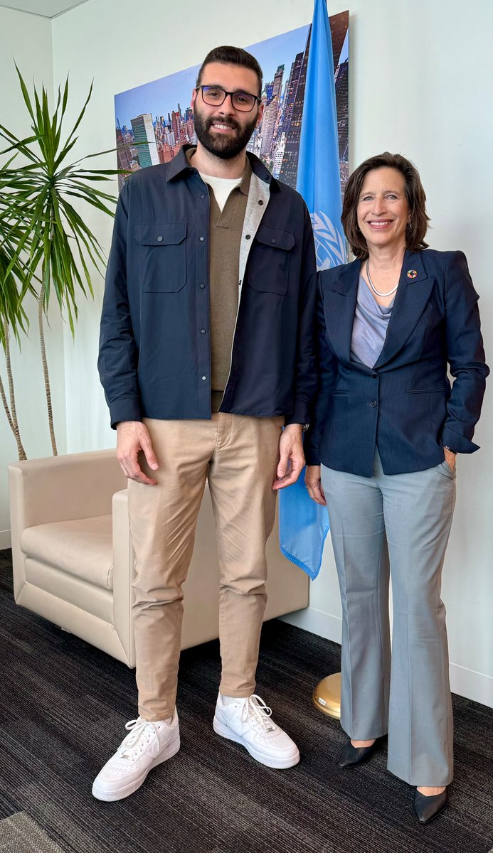 I was so moved to meet @azaizamotaz9 during his visit to @UN HQ. He bore crucial witness to the horror of this war through his images of his people in the rubble, dead, injured or survived. My @UN_News_Centre colleagues interviewed him: