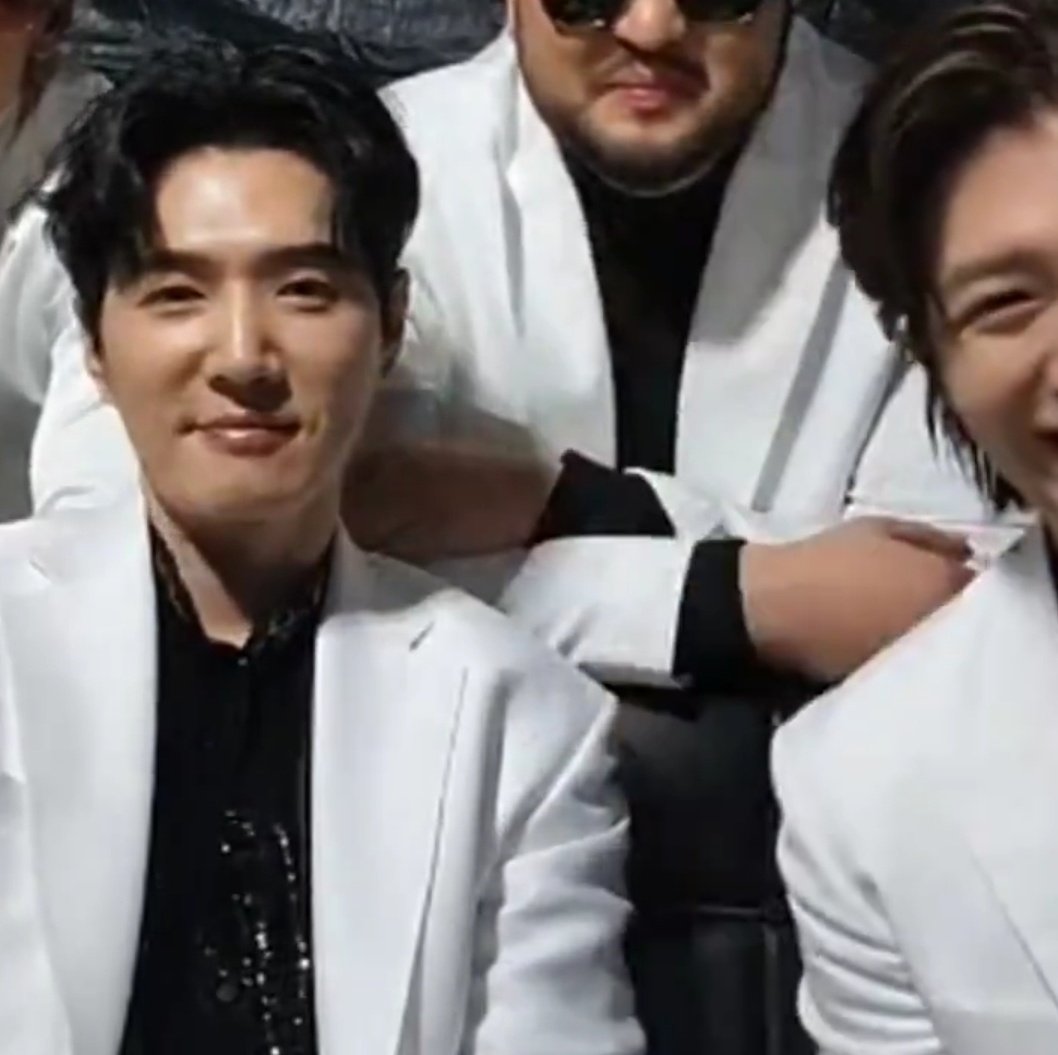 왼쪽 덴떤남성분 ㅎ2 귀염떠는거보다가 진실의입꼬리보조개 튀어나오는거 ㅋㅋ ㅋㅋㅋ