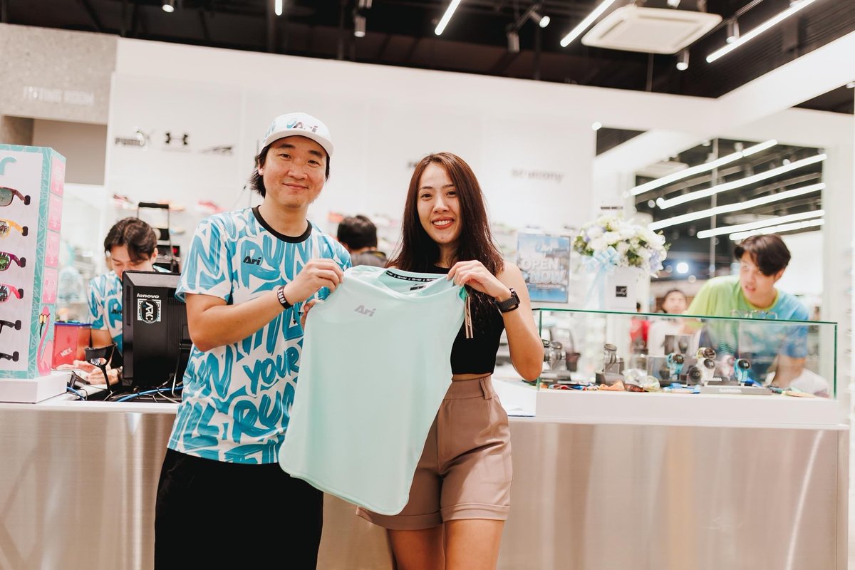 Loverunnn's tweet photo. วันนี้ได้ไปร่วมวิ่ง และร่วมงาน Ari Running True Digital Park "Grand Opening" ฉลองเปิดสาขาใหม่ เรียนเชิญเพื่อนๆนักวิ่งย่านสุขุมวิทมาเยี่ยมเยียนกัน พร้อมต้อนรับด้วยโปรโมชั่นอีกเพียบ
ส่วนลด Ontop 10% ตลอดทั้งเดือนเมษายน 2024

#AriRunning #FillYourRun #FillYourRunSkyTrack #AriRunningTrueDigitalParkGrandOpening