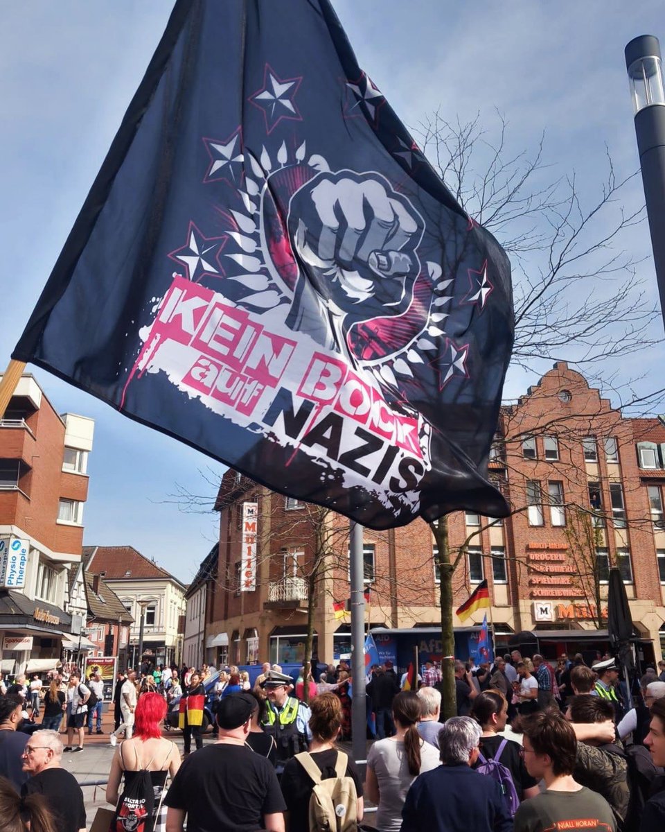 Vorne wir, hinten die AfD Ottos, die gerade kräftig ausgepfiffen werden… 😁 foto ist aus Lünen bei Dortmund von heute Vormittag. Stabile Leute! ✊️ #fckafd #stabilbleiben