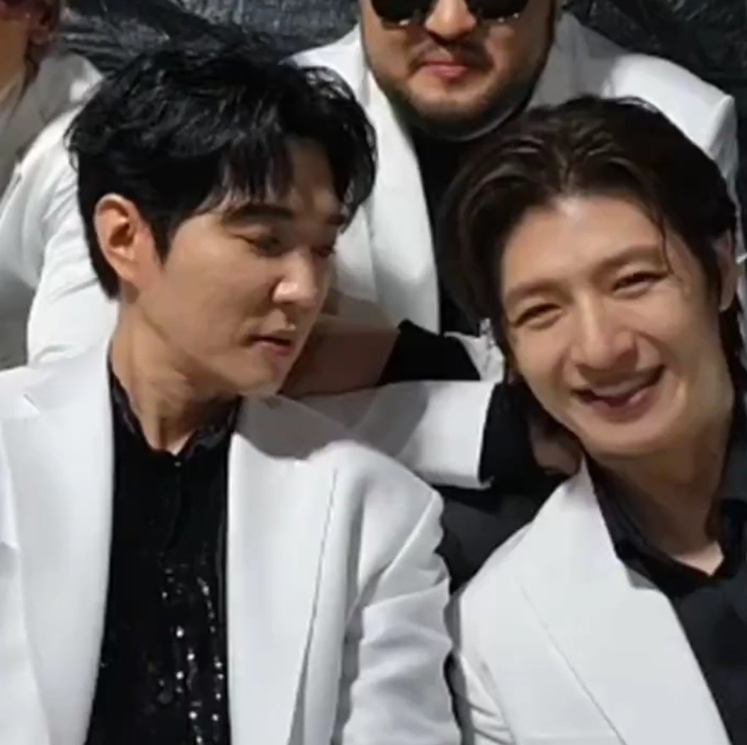 이건 사랑하지 안으면 않나오는 눈빛인댸.