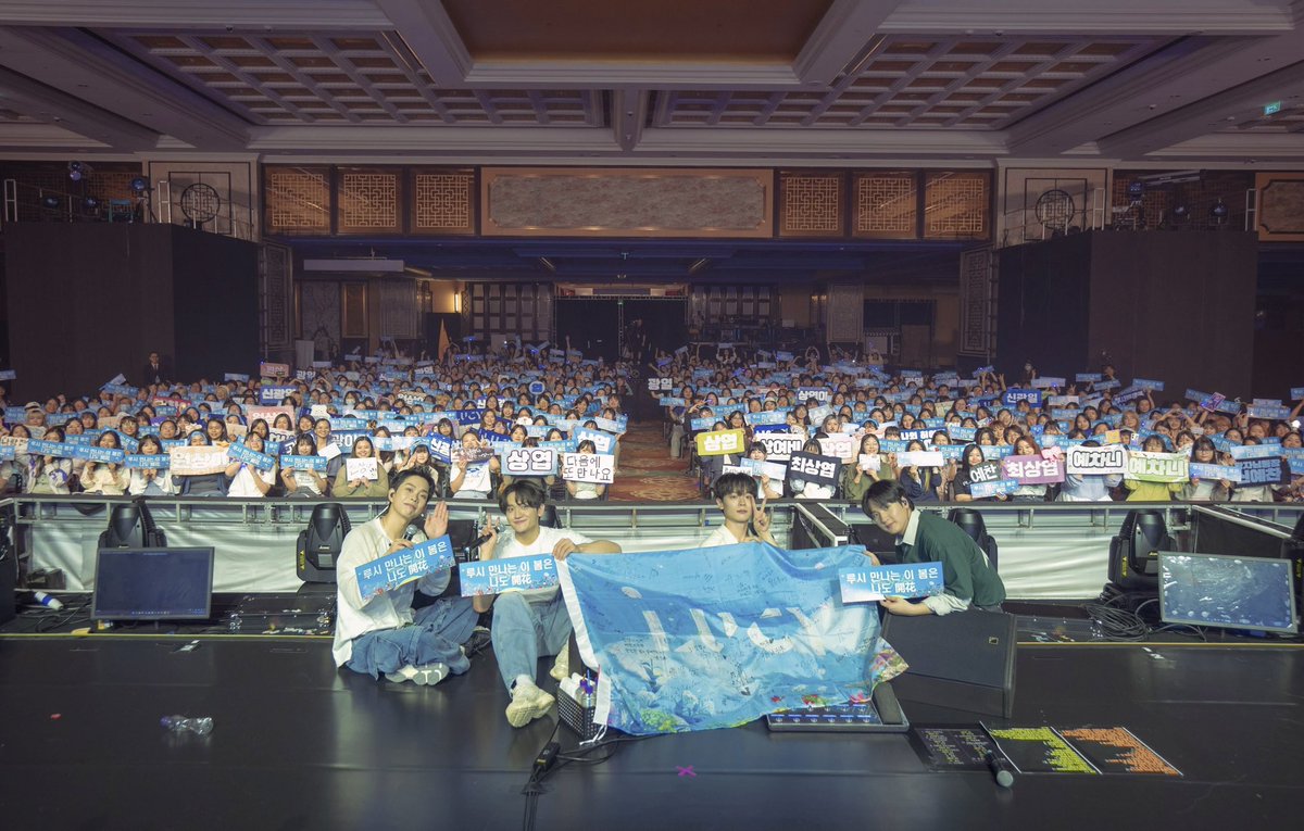 BANDLUCY_mystic's tweet photo. [#LUCY] 1st WORLD TOUR <written by FLOWER> in MACAU 완료✔

첫 월드 투어인 만큼 모든 순간이 설레는
<written by FLOWER>🌷

설레는 마음을 담아 왈왈이들을 위해
열심히 준비한 무대!
모두 행복한 시간이 되었길 바랍니다💙

다음에 또 만나요👍

#루시 #신예찬 #최상엽 #조원상 #신광일 #written_by_FLOWER #MACAU