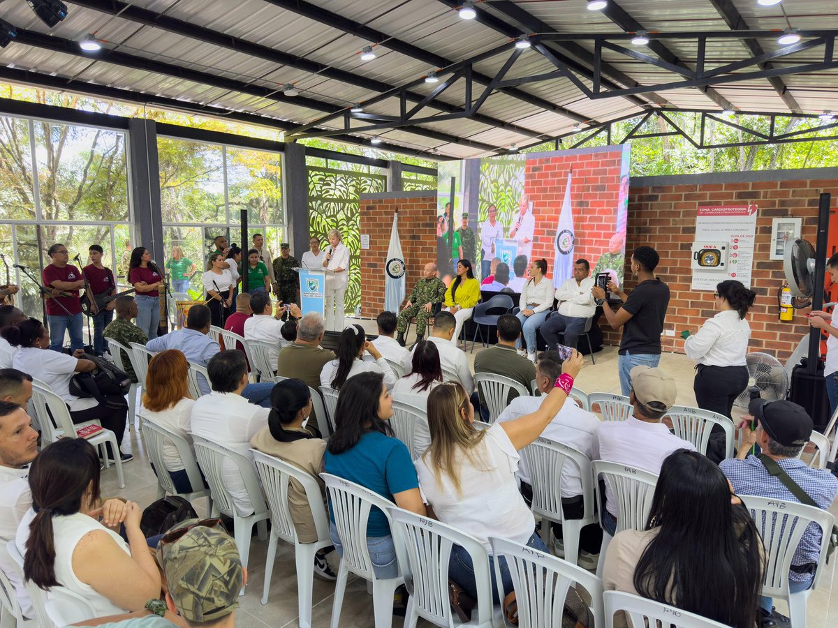 Complacida con la visita este viernes a Buga de nuestra Gobernadora <a href="/DilianFrancisca/">Dilian Francisca T.</a>, apertura del Aula Hospitalaria en la ESE Hospital Divino Niño, lanzamiento de la prueba piloto de Seguridad y Convivencia en Centros Comerciales y del equipo de Guardianes Ambientales