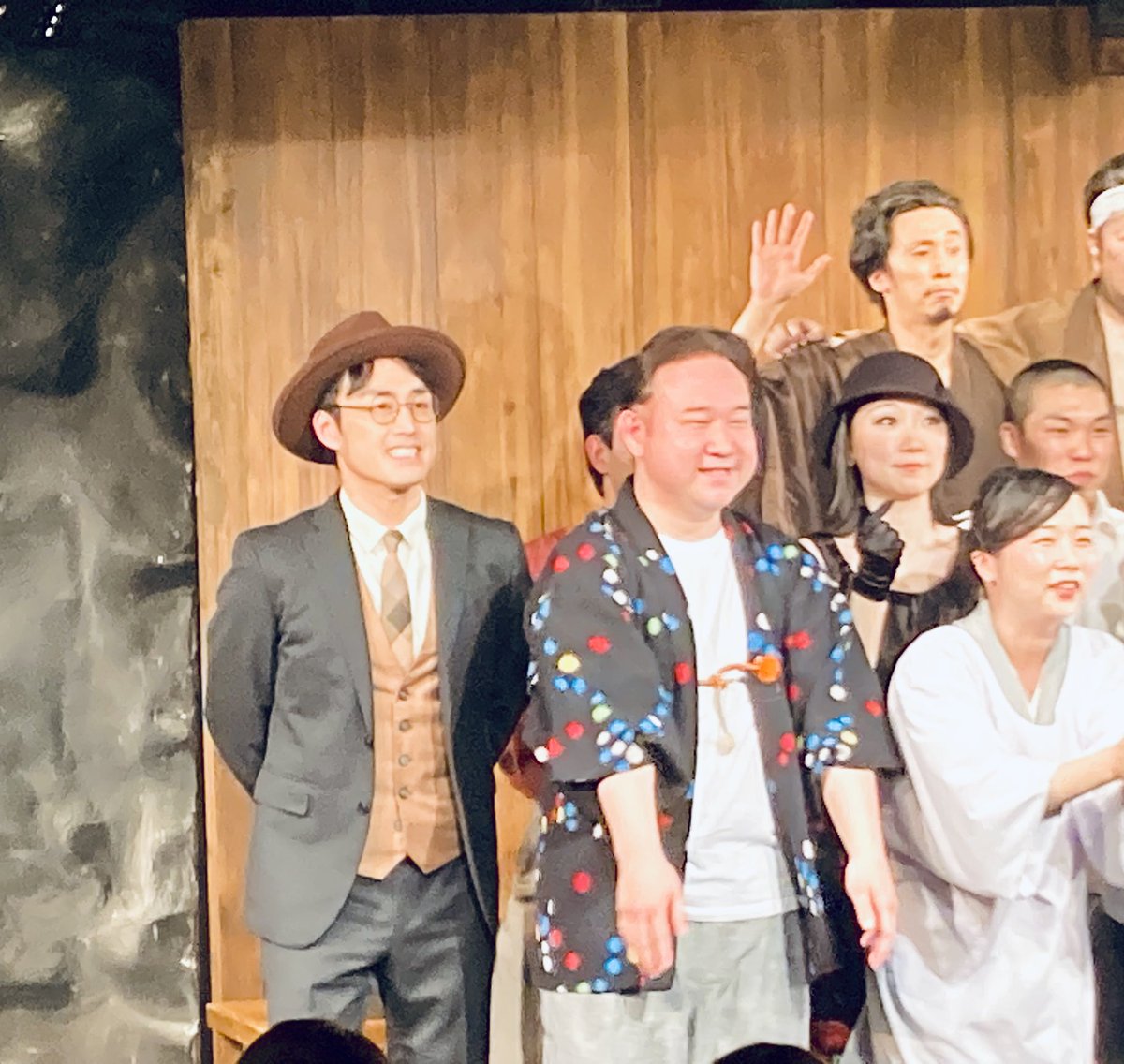 umajro's tweet photo. 本日は友人の免出知之の出演する舞台公演を観て参りました！
ギターを携え登場した免出知之は立ち姿すらイケメンで、嫉妬すら覚えました。
かつての夕張市が舞台であり、なんと今夜は夕張市長が場内にお越しになられていました！感激でした😂！！

#免出知之
#大正元禄ロックンロール家族
#大正ロック https://t.co/Uyi98b2no2