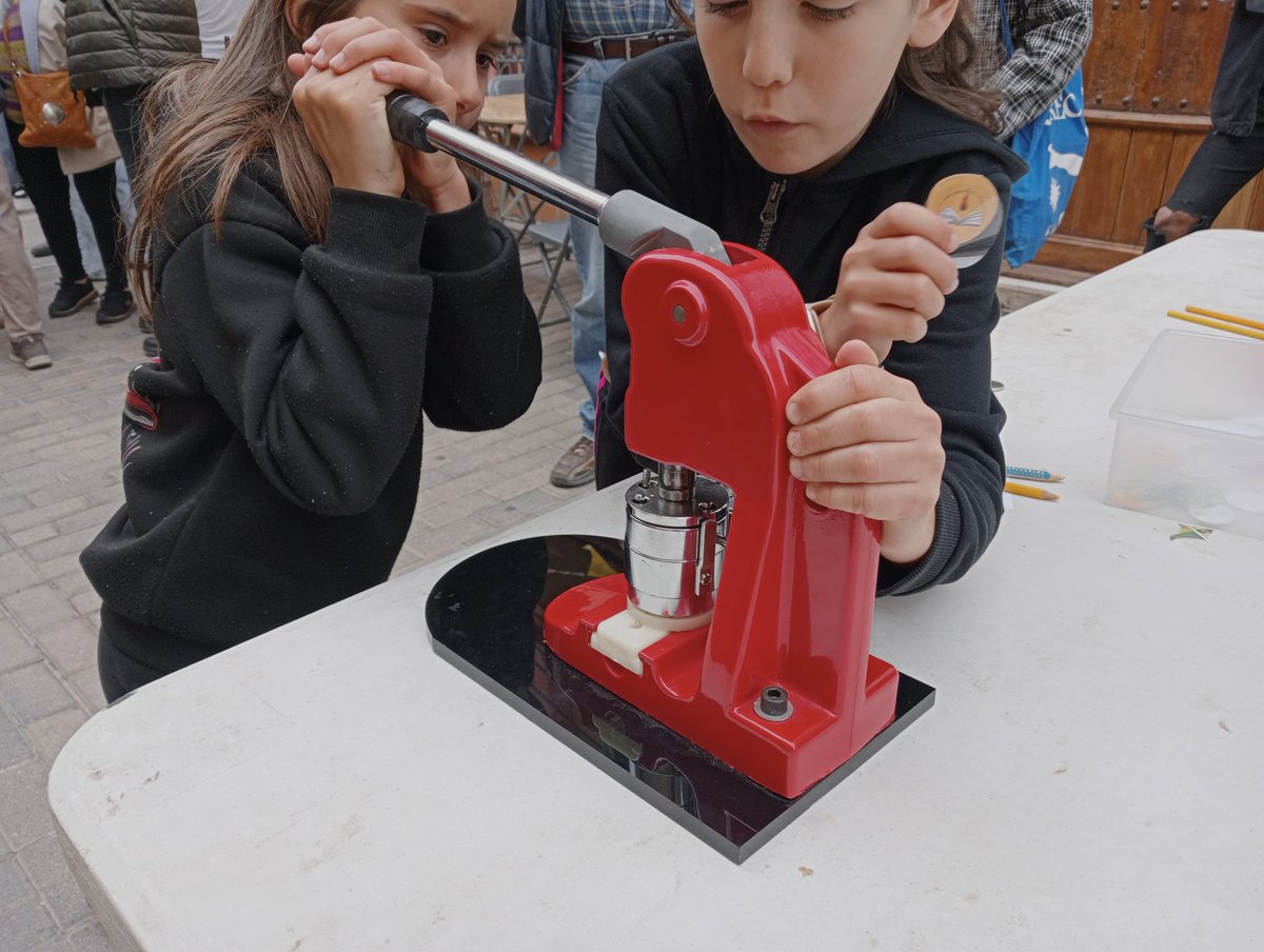 Perquè tornarem a la fàbrica, perquè hi continuarà l'autogestió, perquè seguirem fent comunitat i acollint les lluites.
Feu-vos sòcies de Can Sanpere, sumem forces, construïm futur.