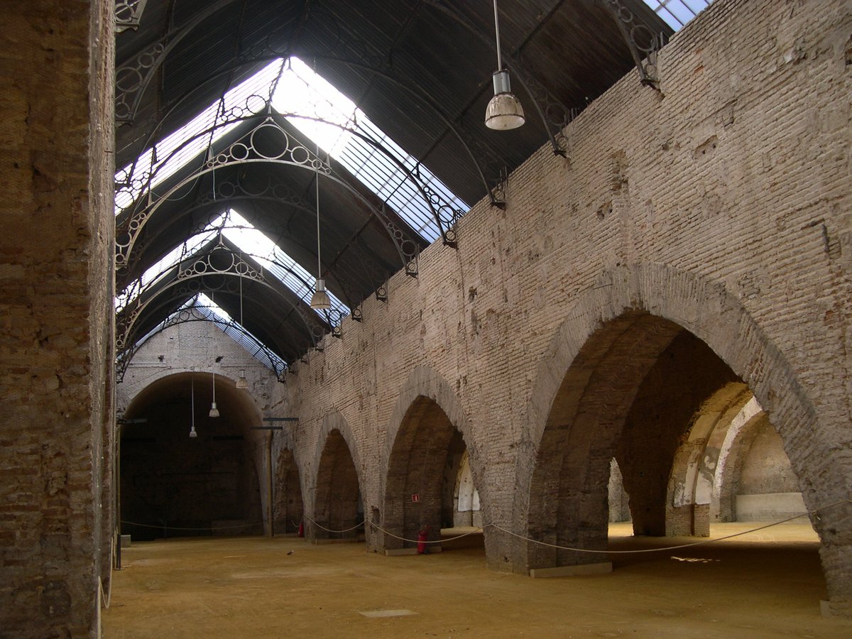 Interior de una de las naves de las Reales Atarazanas; astillero medieval del siglo XIII, hoy en obras para abrirlo al público.