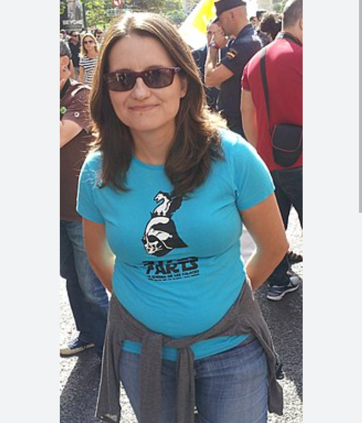 Somriuimparable's tweet photo. Pensaren que @monicaoltra_ era de ferro quan és l'ànima més empàtica i bondadosa, més humana. Dimitia amb el cor fet miques per totes les persones que sabia que deixava desprotegides. Única política que en deixar el càrrec no mirà ni per la butxaca ni per l'honor. ⏩ (...) https://t.co/HWS6LJ40Xj