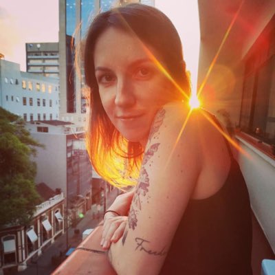 Perdi meu Twitter antigo pq sou burra me sigam de volta amigos 

#NovaFotoDePerfil