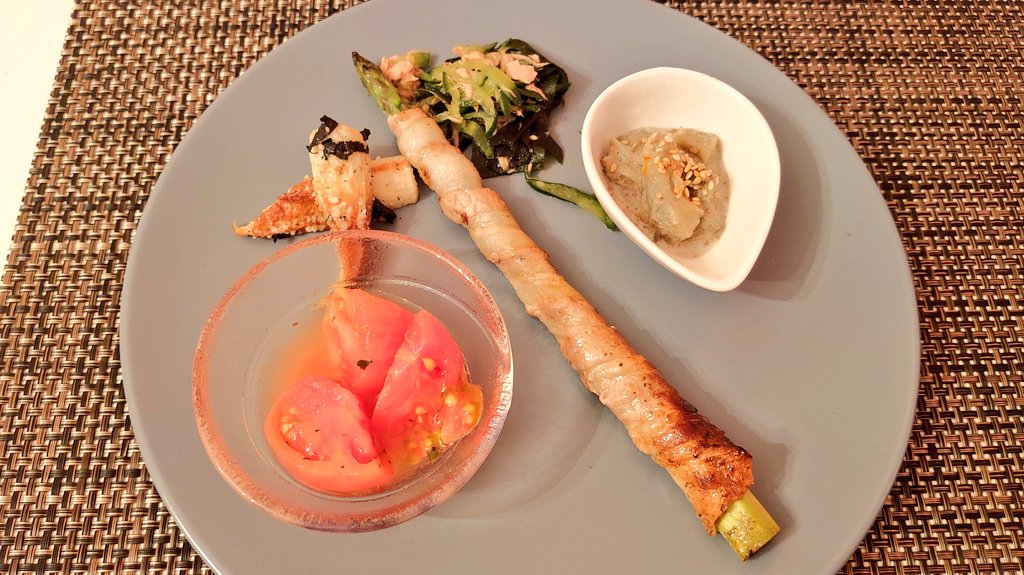 naginote_tokyo's tweet photo. NPO法人 幸区盛上げ隊が地域食堂（子ども食堂）を始めて早くも4ヶ月。
運営寄付金を募るために始めたBAR「夜もり」も3回目。
昨夜は2件のバースデーコールがありました🎂
そして、なぜか…「八海山」をオーダーする人がいると「八海山コール」と共に踊りのお酌。
夜は謎の店と化しております。
#夜もり https://t.co/ZBizA74bFr