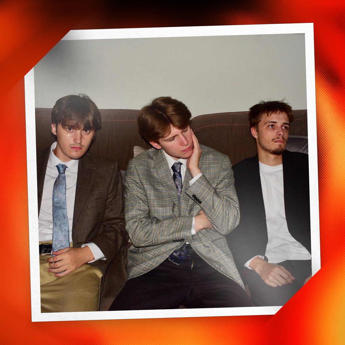 The flourishing Geordie three piece, Bear Park, continue to grow into their sound with some superb, feel good indie rock on ‘Keep On Smiling’ 📝: @alfie_clark12 Read our review: hivemagazine.net/music-reviews/… @bearparkmusic