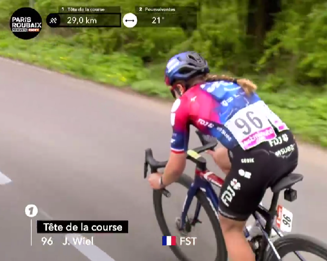 JPHHenneton's tweet photo. #cyclisme 🚴‍♀️ #ParisRoubaix 🇫🇷

Jade #Wiel seule en tête

#velo https://t.co/hqCDGTQTT3