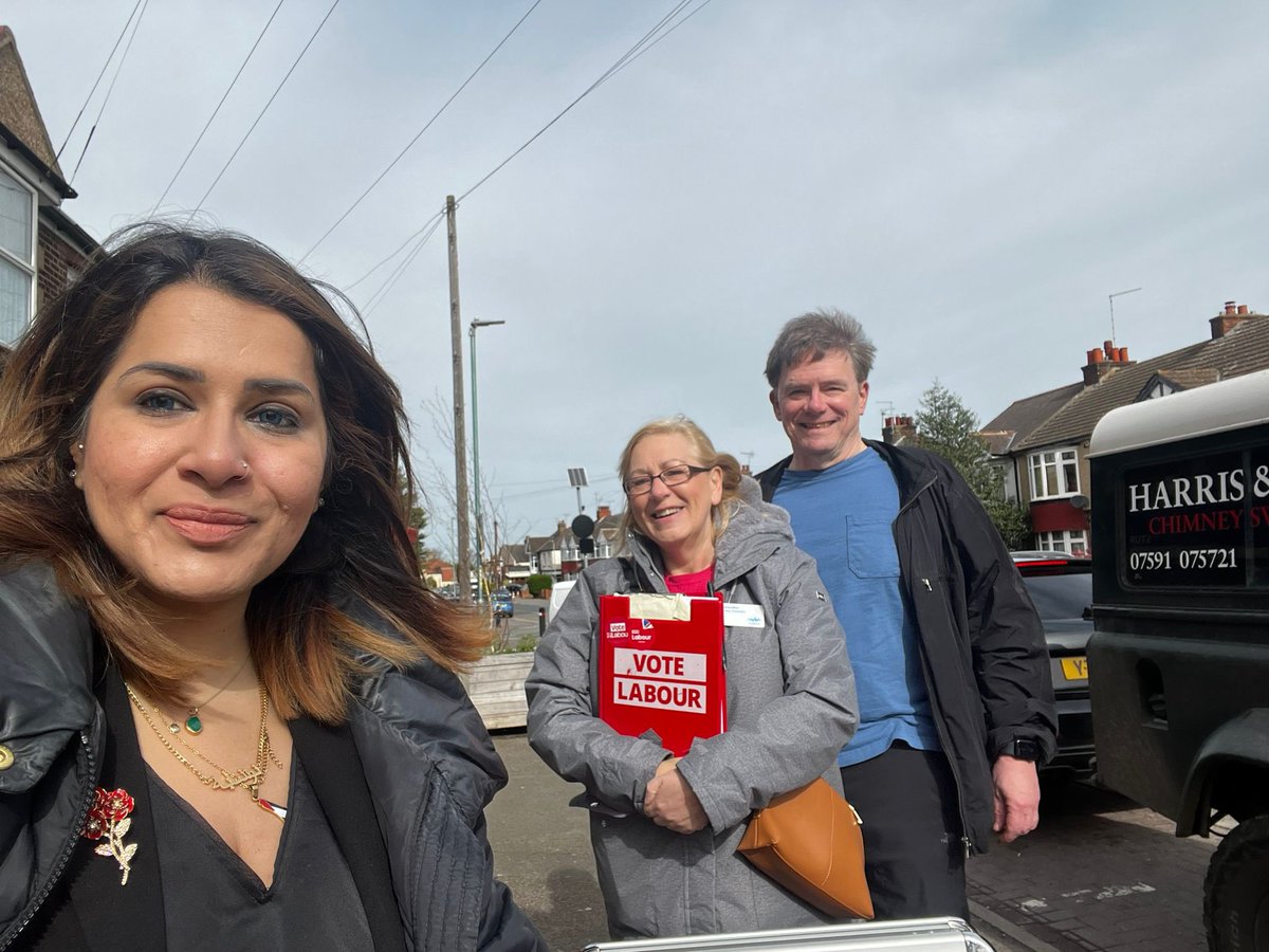 Always good to talk to Watling Ward residents at our monthly street surgery. Many thanks to @naushabah_khan and @AdamNthgill for coming along!