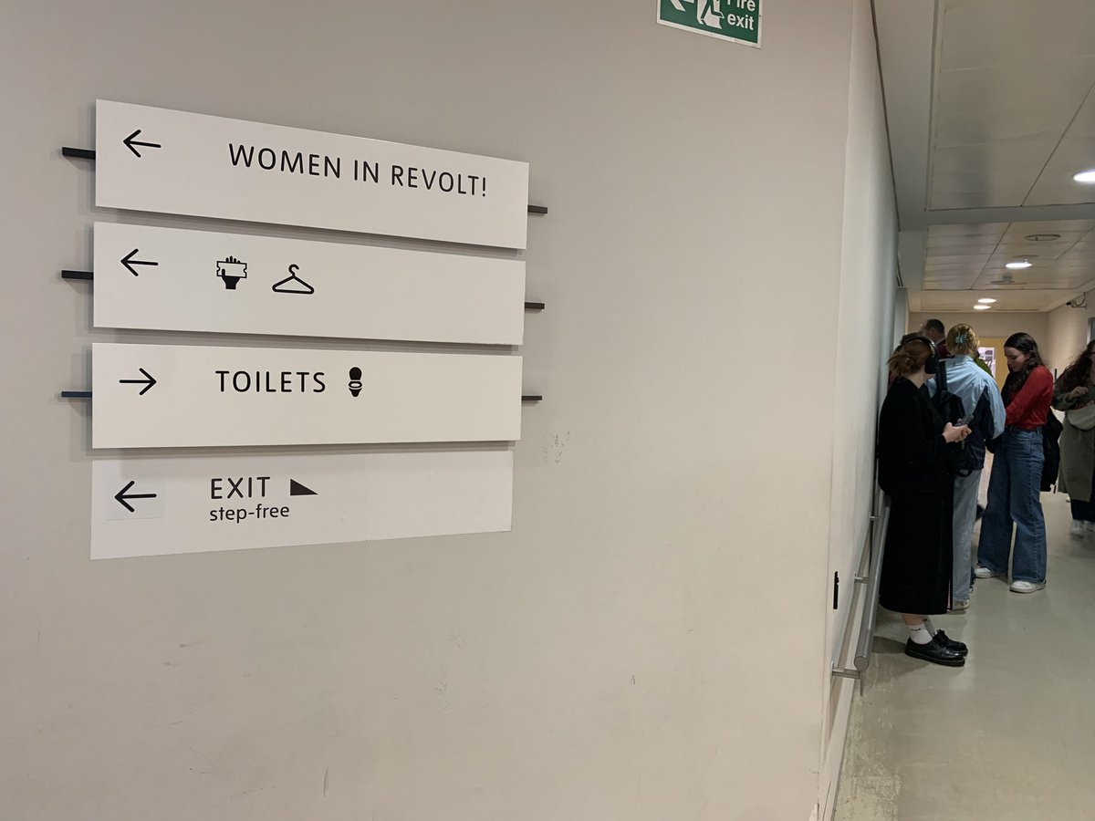 @Tate Long queue for the women’s loos at @tate Britain just around the corner from the Women in Revolt exhibition. 
I zipped in and out of the gents, naturally.😎#tatebritain #tate