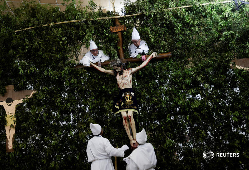 Members of the cooperative 'The Holy Men' hold a statue of Jesus during a reenactment of the crucifixion during a Good Friday procession in Alangasi, Ecuador. More photos of the week: reut.rs/4cMunDO 📷 Karen Toro