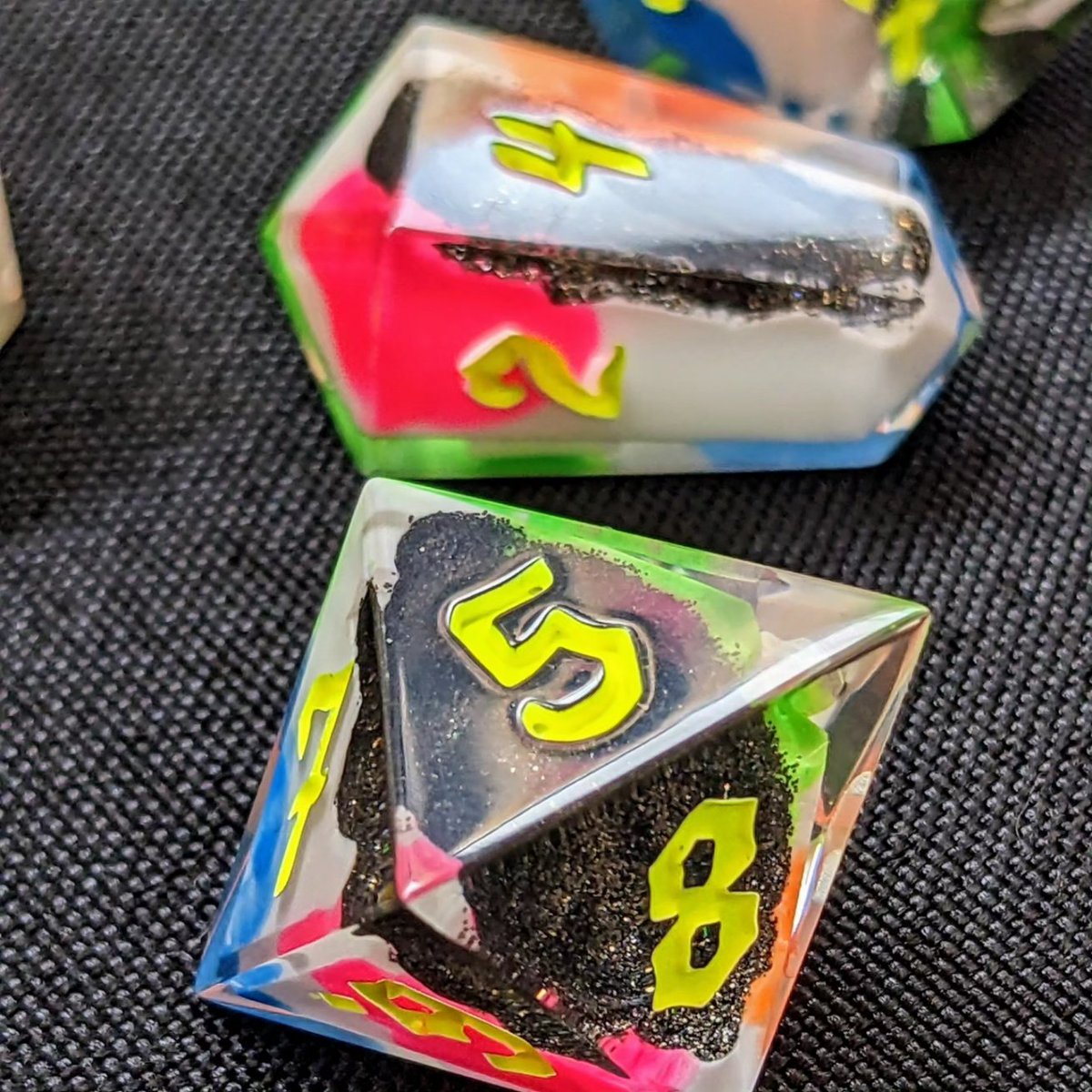 Finished up this neon cow print geode dice set just in time for today's winter market!

#handmadedice #dnddice #dice #ttrpg #dicemaking #dragoninkdice