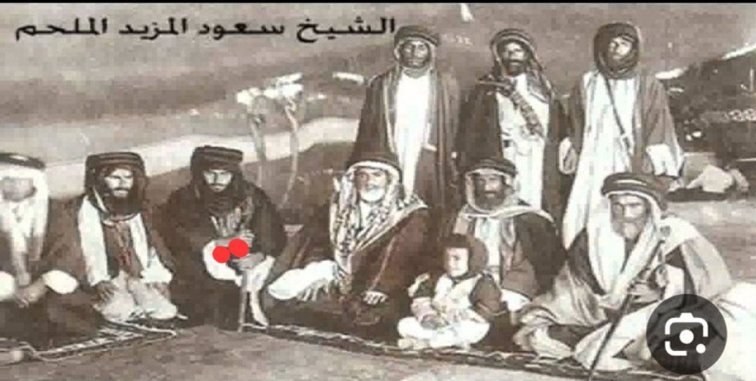 على احد الطرق العامه في محافظة الجوف بالمملكه العربيه السعوديه عن يوم التأسيس.. لوحه تتزين بصوره تاريخيه عن الزي الرسمي في بداية التأسيس تعود لجد والدي رحمه الله #ثامر_بن_طراد_الملحم شيخ شمل عشائر الحسنة(المنابهة) لأمه الشيخه مير محمد الملحم رحمه الله وغفر الله لهم جميعاً و كانت…