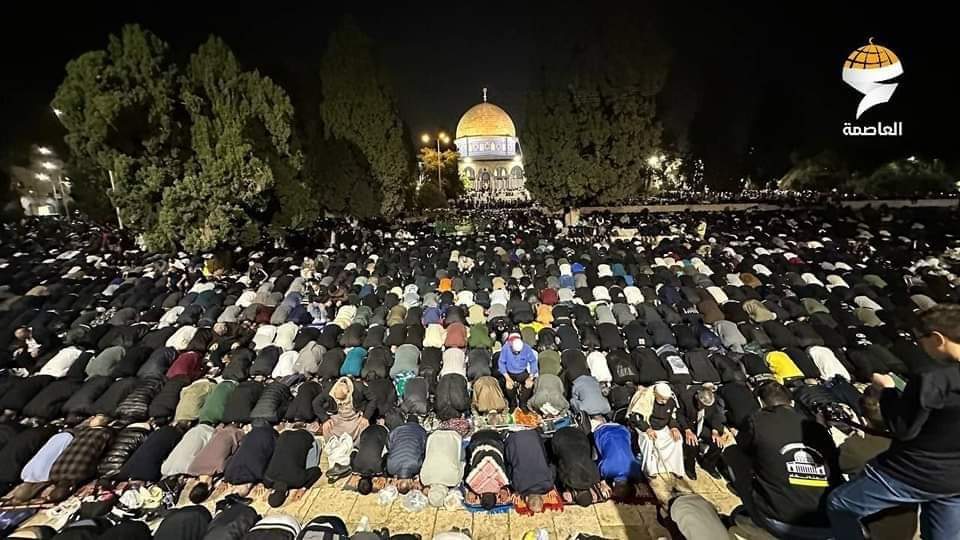 27th Night of #Ramadan ! At least 200,000 Muslims performed Isha & Taraweeh prayers tonight at Masjid Al-Aqsa.. 🇵🇸❤️ . #islam #muslim #ramadan #LaylatulQadr #AlAqsa #masjid #isha #taraweeh #prayer #prayer