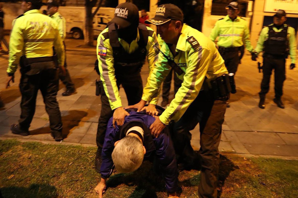 El embajador de #México siendo ilegalmente sometido por la policía ecuatoriana dentro de la embajada mexicana. Esta imágen le debe dar la vuelta al mundo.