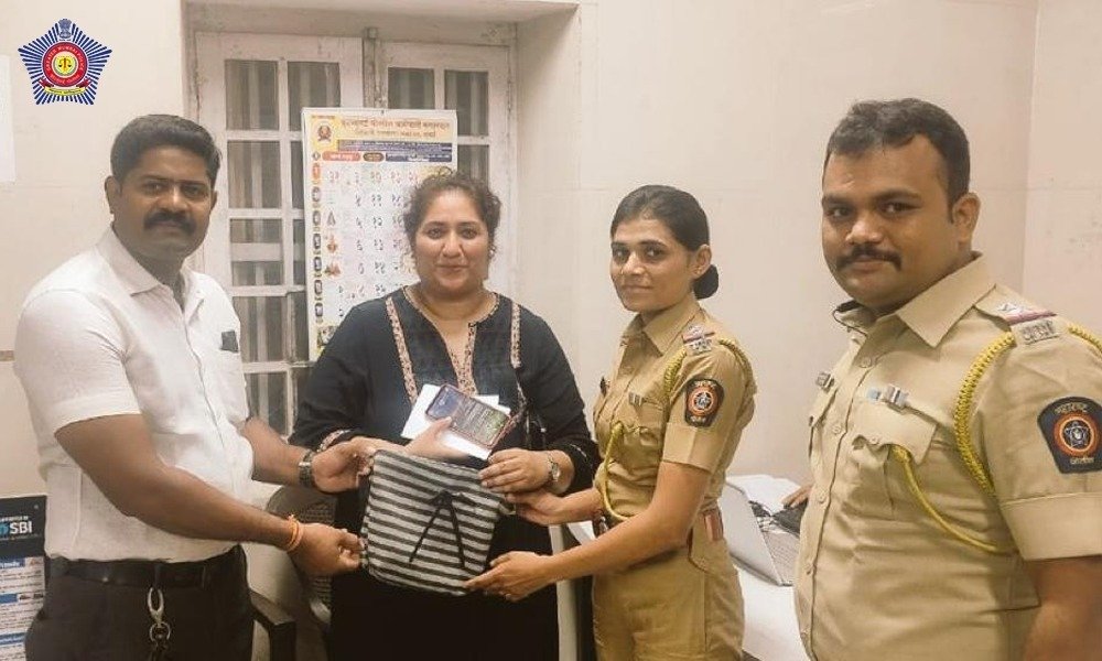 Receiving a complaint of a woman who lost her mobile phone & 20,000 cash while travelling in an auto, Bandra Pstn official quickly reached the location & with help of technical investigation found the Auto driver. The officials then handed over the belongings & cash to the…