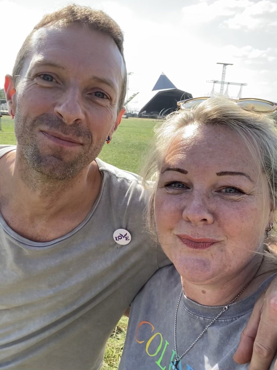 “Conheci Chris Martin na fazenda em junho de 2023 por um acaso incrível. Ele estava se inscrevendo para ser a atração principal do Glastonbury 2024 – eu mantive minha promessa de não contar a ninguém.” 📸: @LisaMorris42 #coldplayastonbury