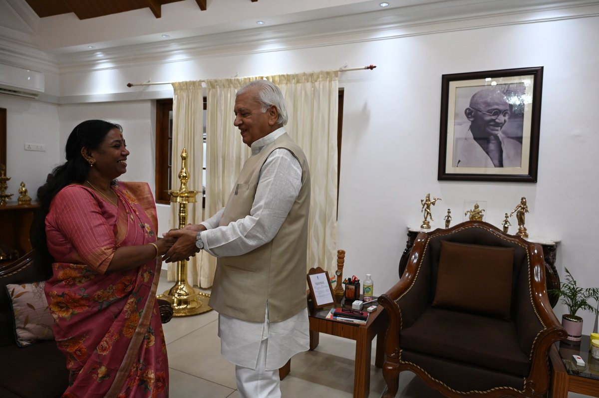 Professor K.K. Geethakumari, Vice Chancellor, Sree Sankaracharya University of Sanskrit, Kalady, called on Hon'ble Governor Shri Arif Mohammed Khan at Kerala Raj Bhavan: PRO KeralaRajBhavan