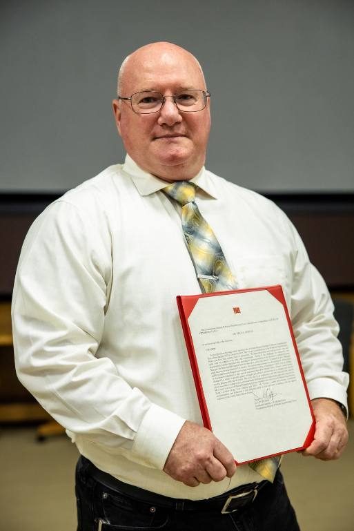 iimefmarines's tweet photo. Give Him One!
On Tuesday, Craig Crouch, the deputy command security manager, II MEF, was awarded the 2023 II MEF Civilian of the Year Award.
βIt's great to be recognized for doing your job, and hopefully doing it well,β said Crouch.
#iimef #award #congrats #military #marines https://t.co/LgrsCv7CvG