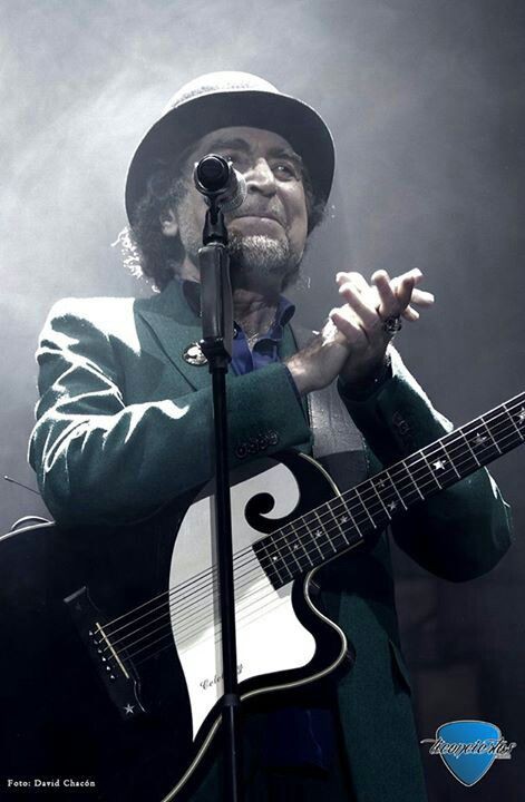 oscaralmunia's tweet photo. Cada un@ debe saber hasta dónde apurar la noche, cuándo merece la pena tirarse cuatro días sin dormir, cuál tiene que ser el último whisky, en qué momento hay que retirarse.

Joaquín Sabina. https://t.co/D8gfbOKq8s