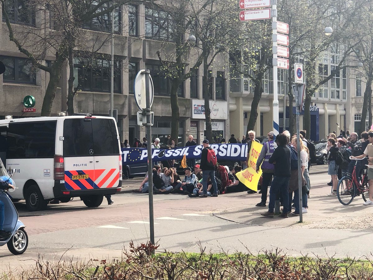 Als de A12 afgeschermd wordt verschijnen de blokkades op andere plekken op deze ongewoon warme 6 april.