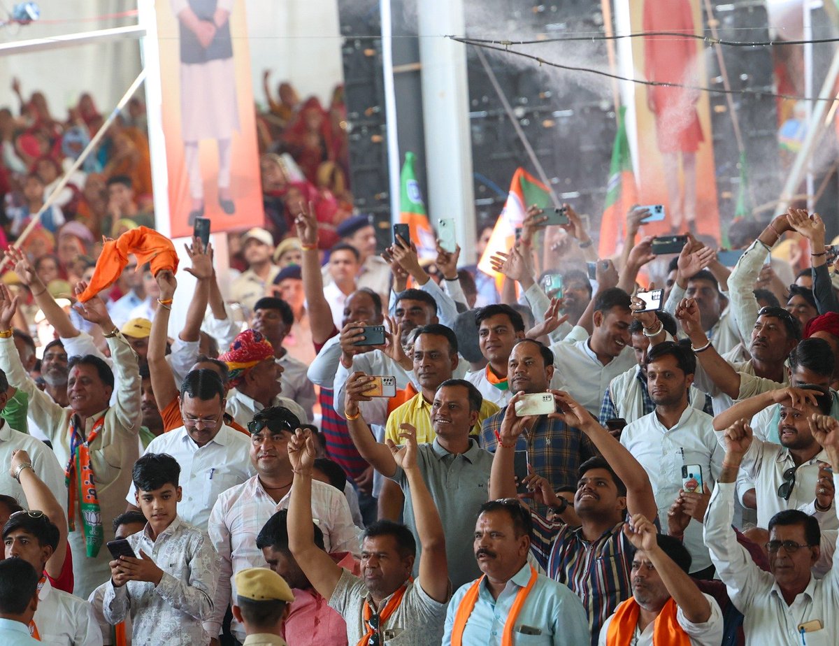 narendramodi's tweet photo. अजमेर की रैली में मेरे परिवारजनों का जोश और जुनून इस बात का संकेत है कि लोकसभा चुनाव में राजस्थान एक नया इतिहास लिखने जा रहा है। https://t.co/bZfV7kDKWO